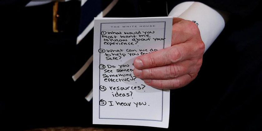 Donald Trump a fost prins cu „fițuica” la întâlnirea cu supraviețuitorii masacrului din Florida.