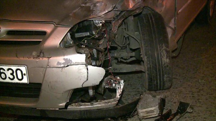 De dimineaţă, un taximetru s-a izbit într-o mașină. Foto: publika.md