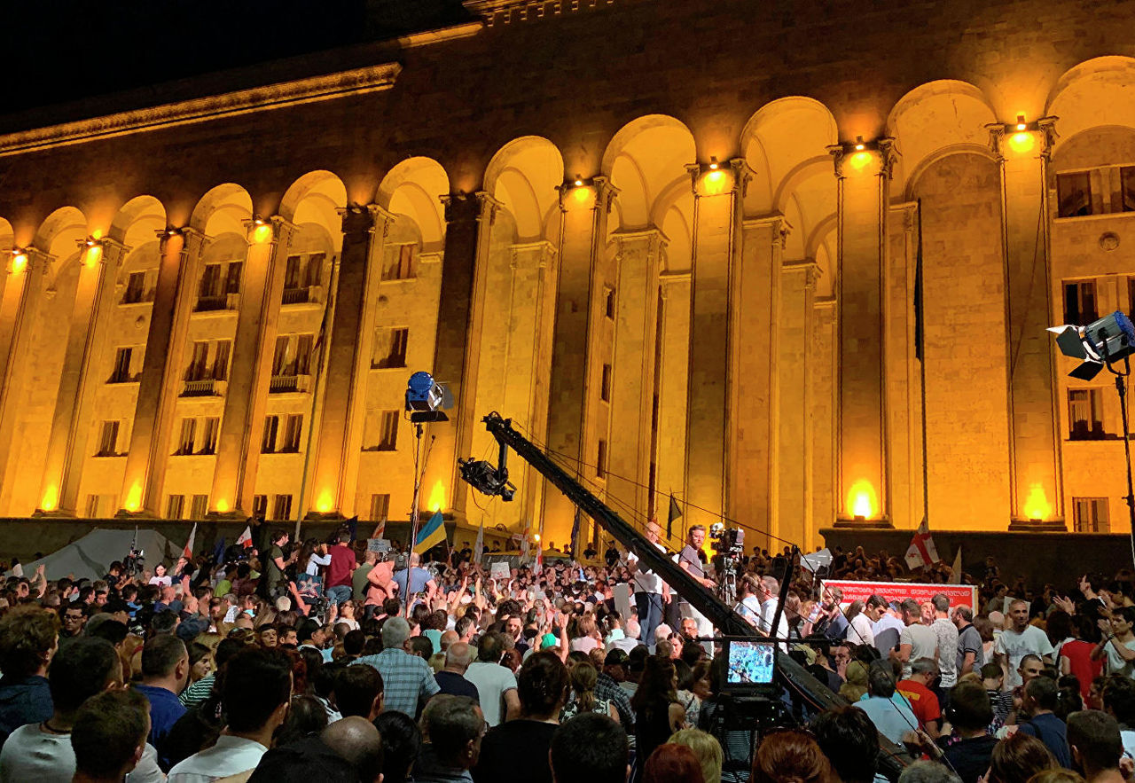 В Тбилиси во время митинга пострадали шестнадцать человек.