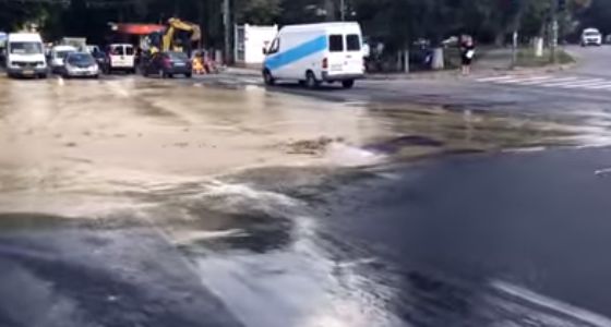 Pe strada Vasile Lupu din Capitală a apărut o fântână arteziană.
