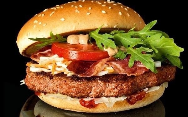Hamburgerul contine 180g carne de vita, branza, bacon, salata de varza, rucola si un sos special.