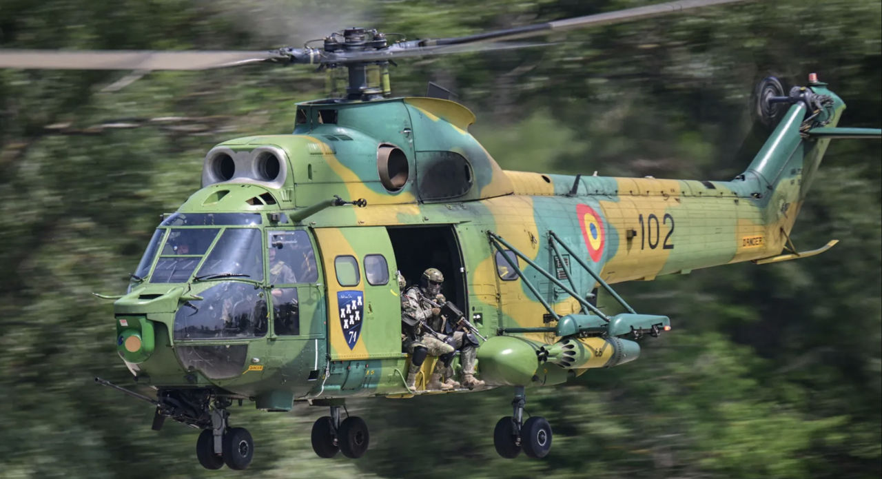Армия Румынии подняла в воздух вертолет IAR 330 Puma при атаке дронов у границы.
