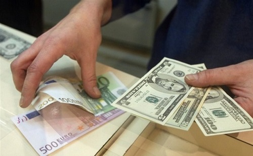 Согласно официальному курсу, установленному Нацбанком на 7 февраля 2014 года, американская валюта достигла отметки в 13,4933 лея за один доллар, повысившись за сутки на 3 бана