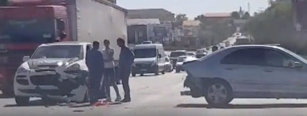 На центральной улице Комрата столкнулись Porsche и Mercedes.
