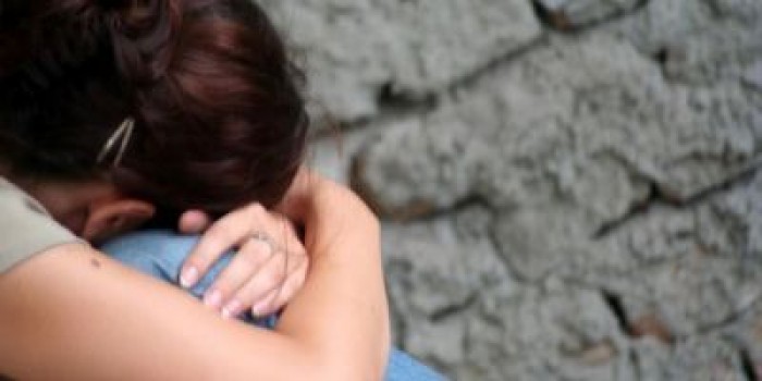 O tânără de 22 de ani, însărcinată în patru luni, a fost violată de 7 indivizi, care, ulterior, au încercat să o incendieze.