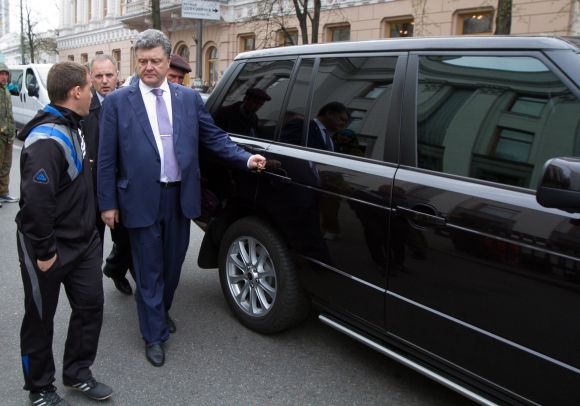 В избирательный фонд Петра Порошенко было привлечено чуть более 90 миллионов гривен, т.е. 7,5 миллиона долларов.