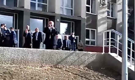Филип предпочел пройти с другой его стороны, показав протестующим спину.