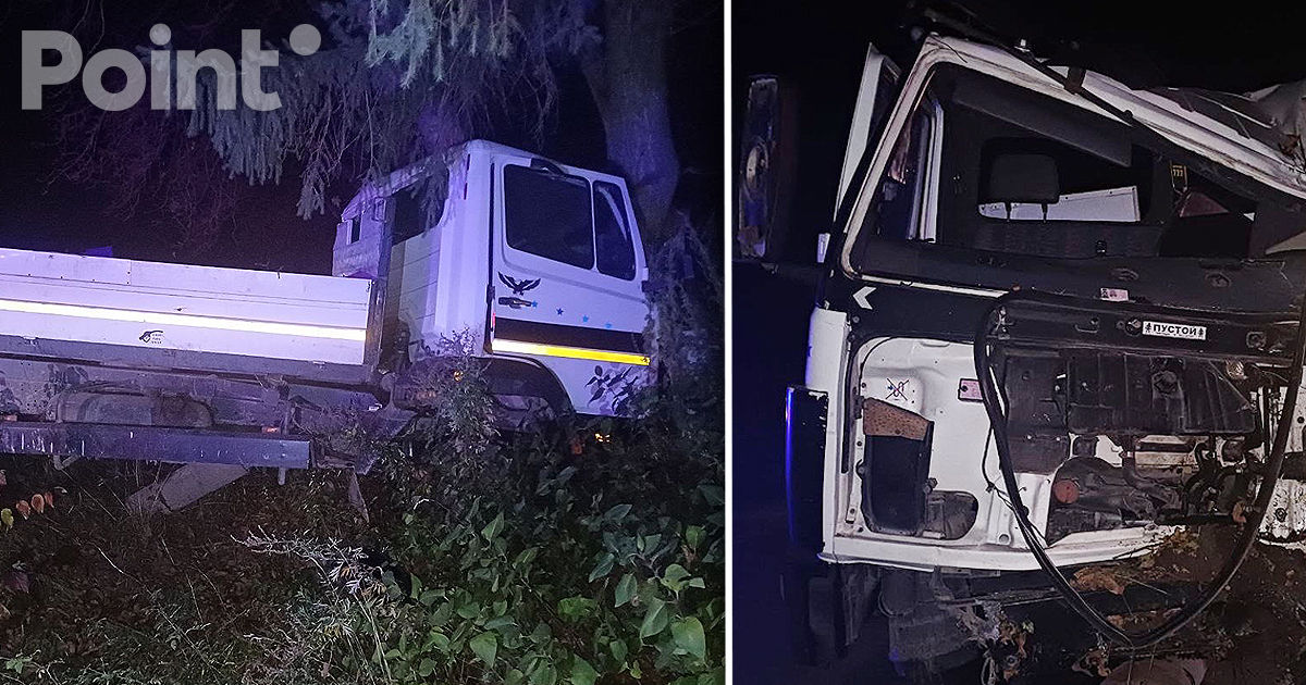Un camion s-a izbit de un copac în raionul Briceni: Șoferul a murit pe loc.