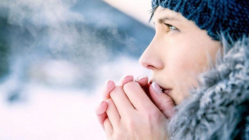 Врач рассказала, что при первой стадии обморожения кожа бледнеет. 