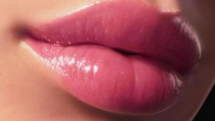 Adio acid hialuronic. În ajutorul femeilor cu buze subţiri vine un dispozitiv revoluţionar, care permite mărirea lor pe cale naturală şi instantanee.