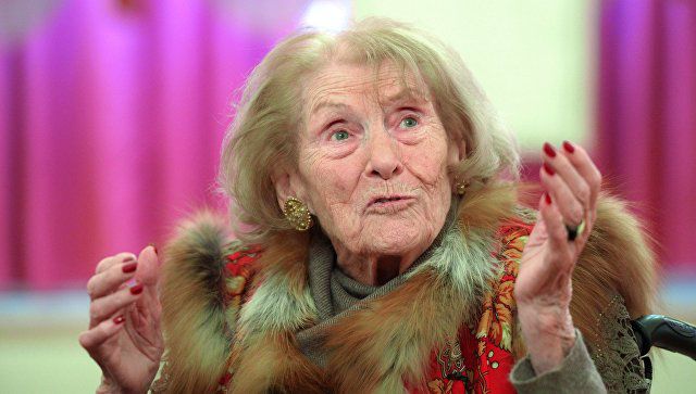 Во Франции 102-летняя баронесса проголосует на выборах президента России.