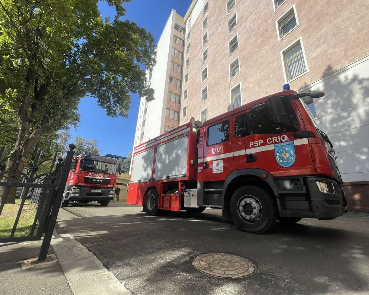 Incendiu la Parlament: Un scurtcircuit a avut loc în șahta liftului.