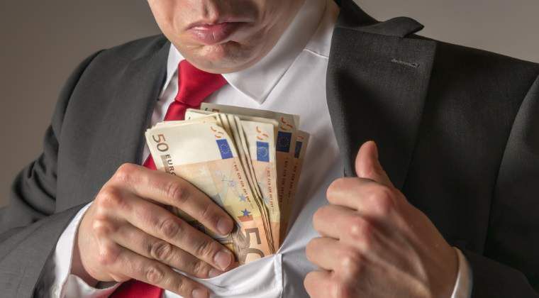 În virtutea funcției deținute, ar fi estorcat și primit 2 800 de Euro de la un agent economic, pentru a nu-și îndeplini atribuțiile de serviciu.
