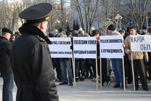 Сотни людей собрались на митинг в центре Комрата, у здания Исполнительного комитета