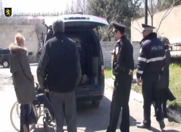 Patru barbati si doua femei, cu varstele cuprinse intre 29 si 52 de ani, au fost retinute de politia sectorului Rascani pentru organizarea cersitului, anunta politiacapitalei.md.