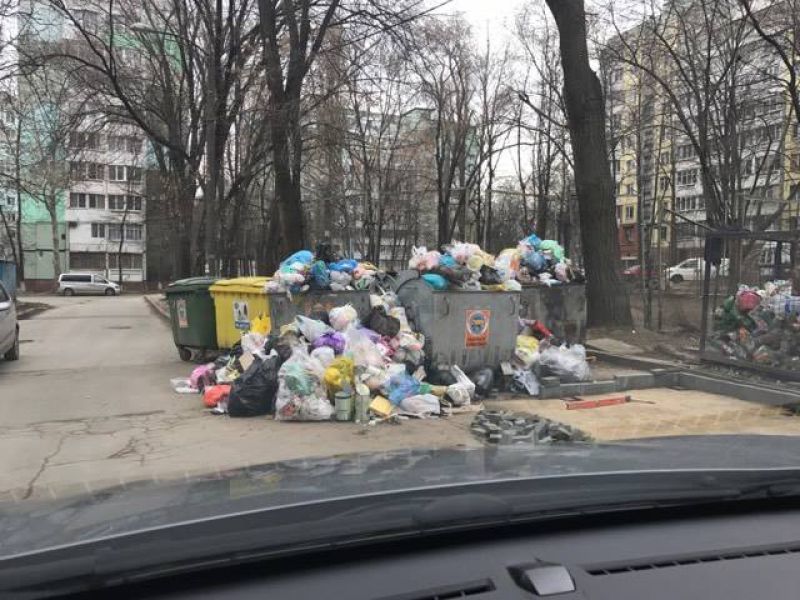 Кучи бытового мусора во дворах столичных домов привлекли внимание Кишиневского центра общественного здравоохранения.