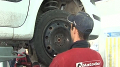 Maşinile care circulă pe drumurile din capitală au nevoie de reparaţie mai des, din cauza drumurilor pline de gropi.