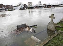 Peste 56.000 de locuinţe din Marea Britanie rămâneau joi fară electricitate.