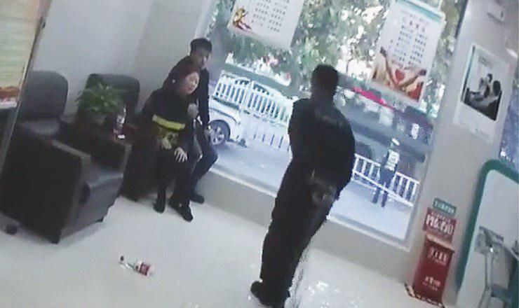 В ходе операции полицейский получил ранение, заложница не пострадала.