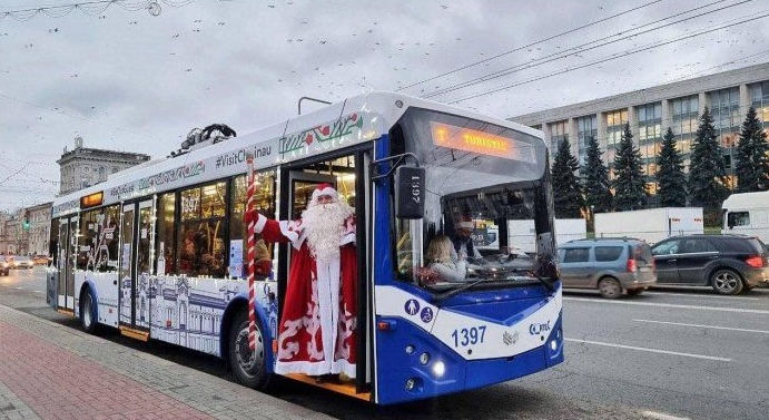 Un troleibuz turistic cu Moș Crăciun va circula prin Capitală.