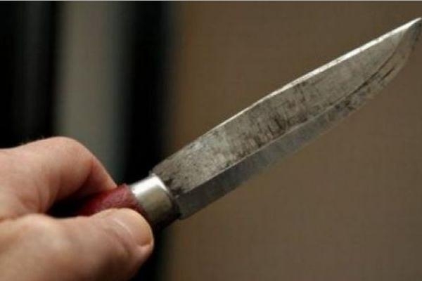 Când și-a dat seama ce a făcut, suspectul a chemat ambulanța și poliția. Suspectul are 37 de ani și anterior a mai fost condamnat