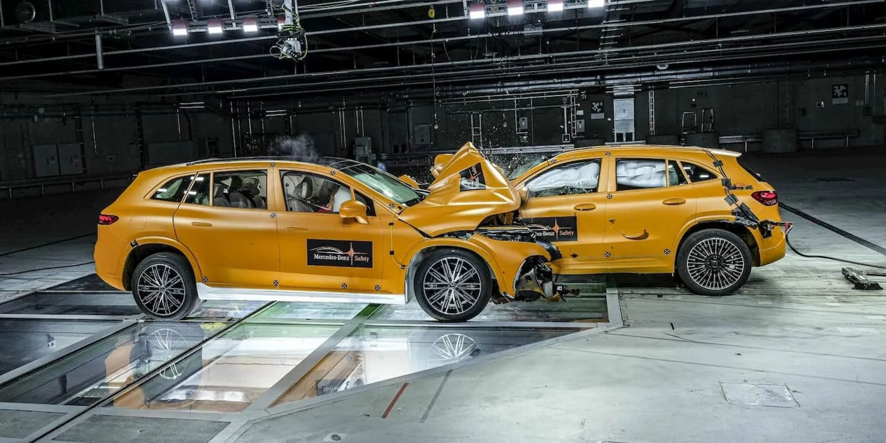 Компания Mercedes-Benz провела первый в мире публичный краш-тест электромобилей.