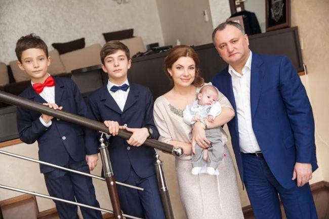 Dodon va trebui să explice de ce a făcut cumetria mezinului la vila prezidenţială. Foto: perfecte.md