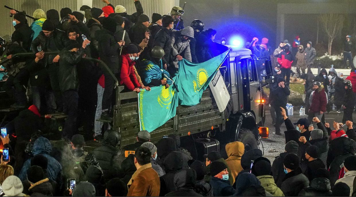 Погромщики в Казахстане признались в получении денег и энергетиков.