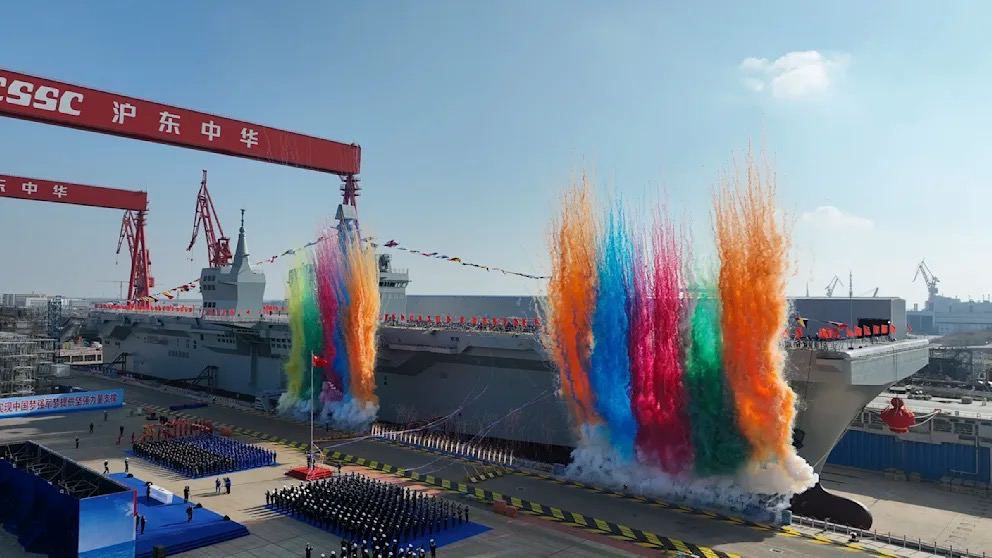 China a lansat prima navă gigant Type 076.