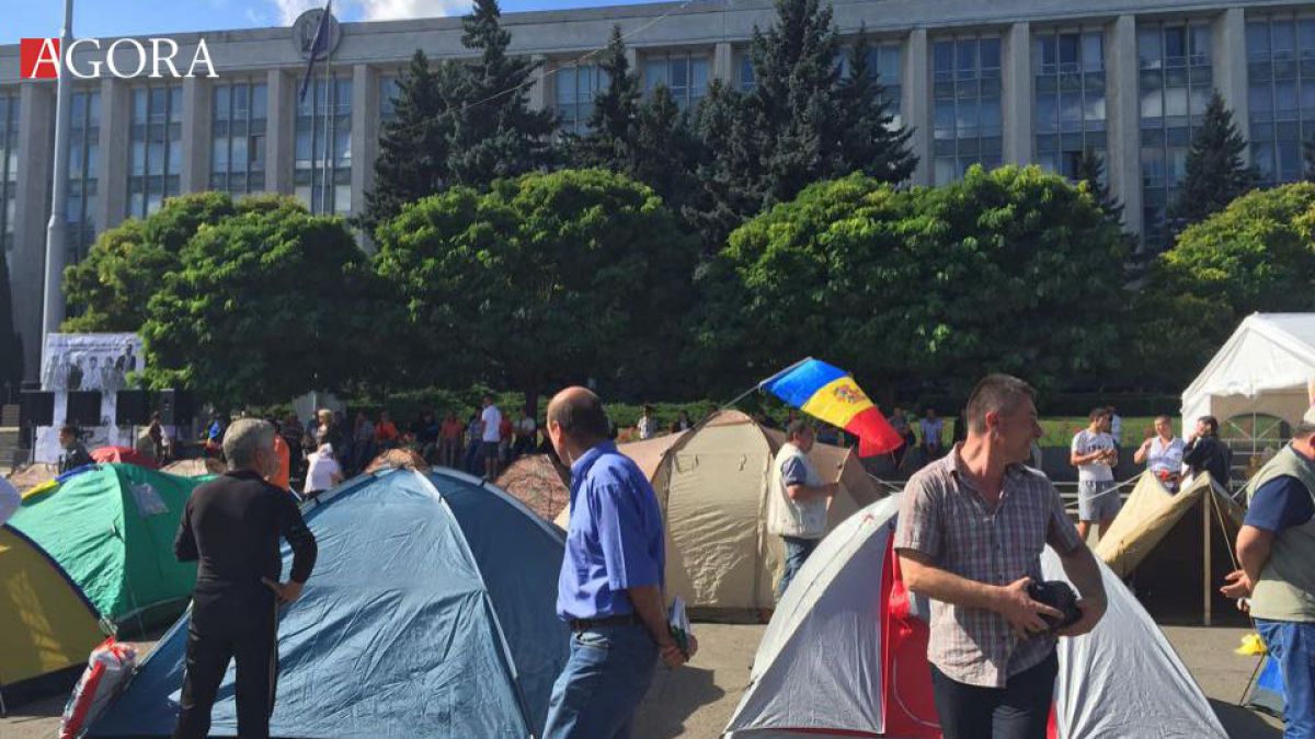 Protestatari în PMAN, dimineața zilei de 7 septembrie 2015. Foto: agora.md