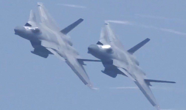 Китайский истребитель пятого поколения J-20 показали на видео.