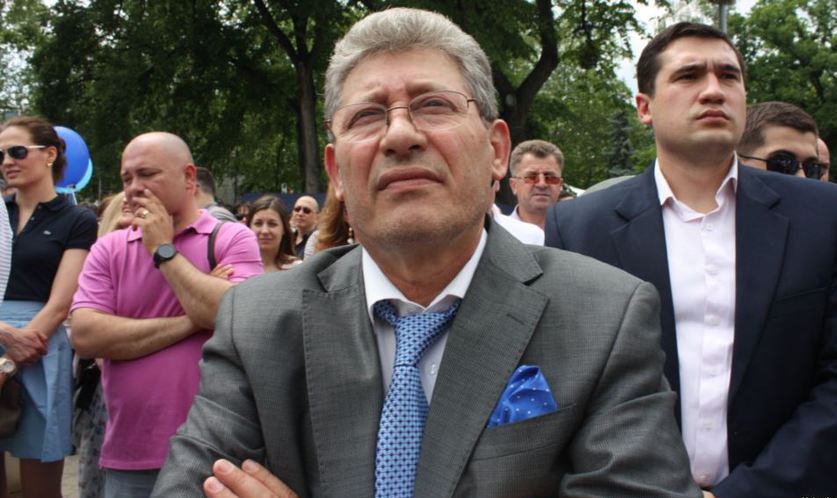  Mihai Ghimpu, liderul Partidului Liberal, a declarat că „reformatorul” Valeriu Saharneanu îi datorează 20.000 de dolari și așteaptă ca acesta să îi întoarcă datoria. 