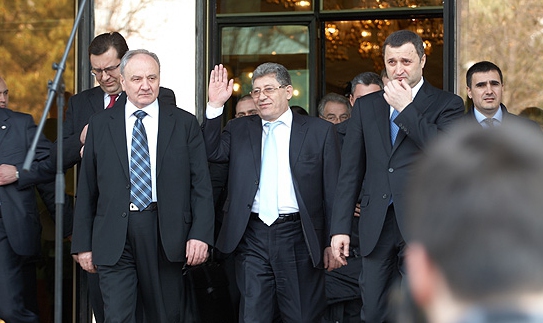 Totodată, unii experţi consideră că în pofida crizei din AIE, Alianţa mai are şanse să supravieţuiască, iar demisiile nu sunt benefice pentru funcţionalitatea instituţiilor de stat.