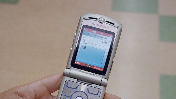 Мобильный телефон Motorola Razr V3 поступил в продажу в 2004 году. Фото: 42.tut.by