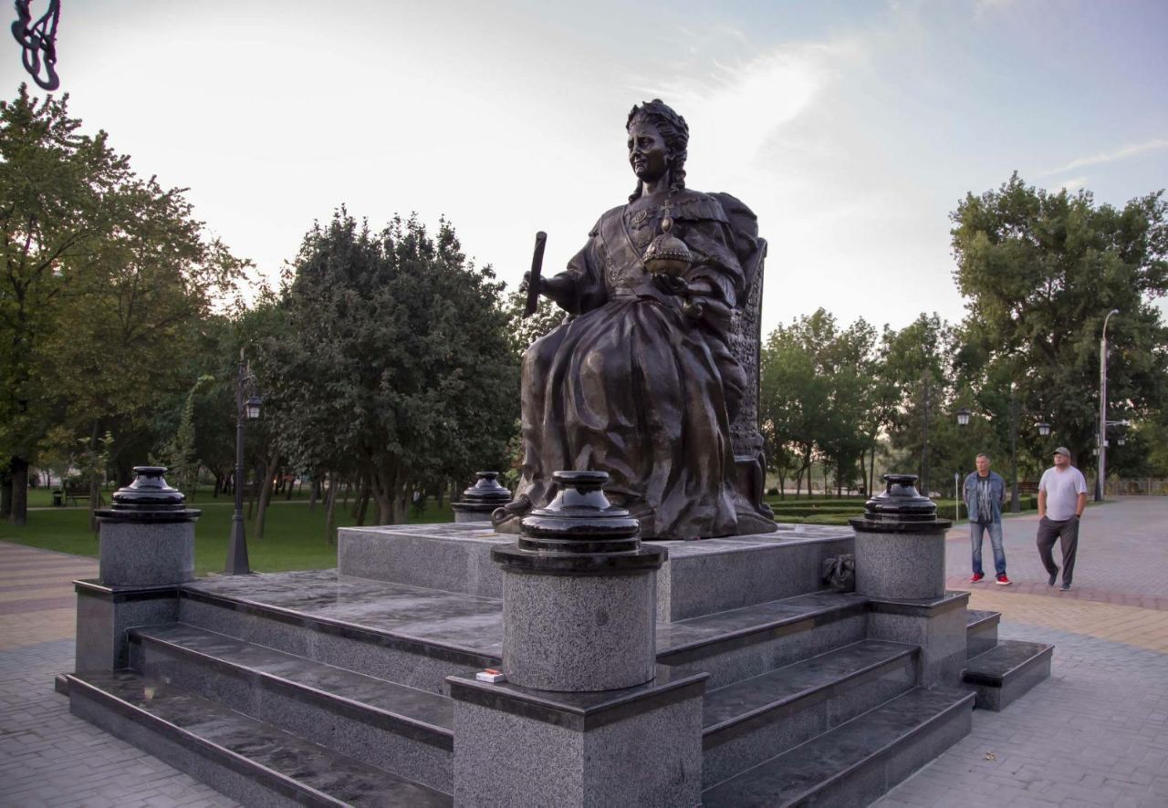 В центре Тирасполя этим утром установили памятник Екатерине II.