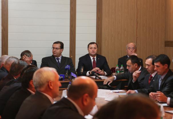 Premierul le-a dorit noilor deputaţi ca deciziile luate în continuare să contribuie la bunăstarea oamenilor din regiune