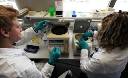 Virusul provoacă hemoragii puternice şi debutează cu febră mare. 