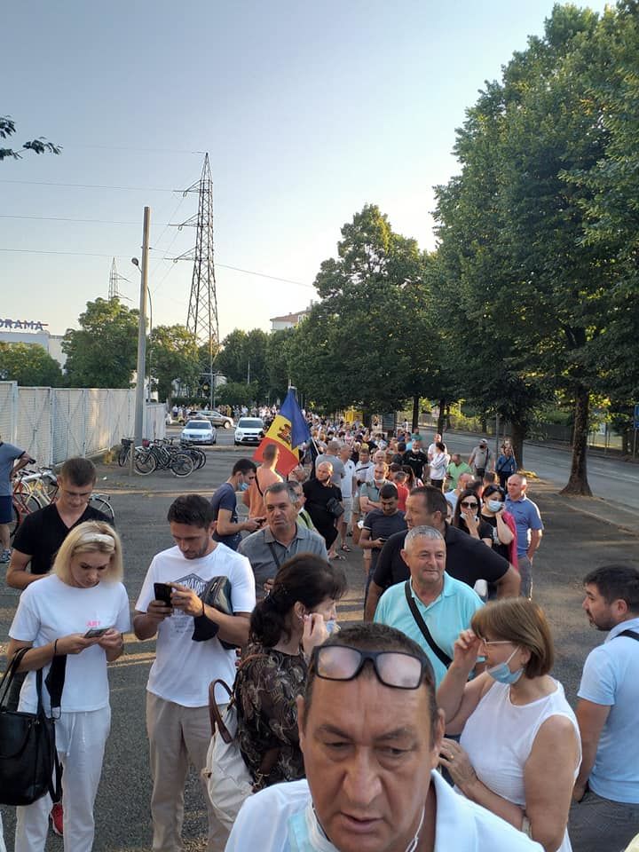 В Парме еще до открытия участков образовались огромные очереди.