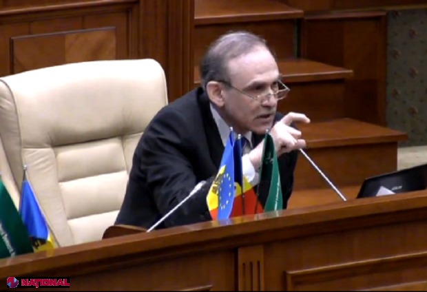 Politicianul susține că accesoriile nu deranjează deloc „ba din contra, ne mobilizează să muncim pentru integrarea în UE”, adaugă Deliu.