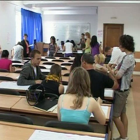 Datele preliminare mai arată că cele mai solicitate specialităţi rămân Economia, Dreptul şi Medicina