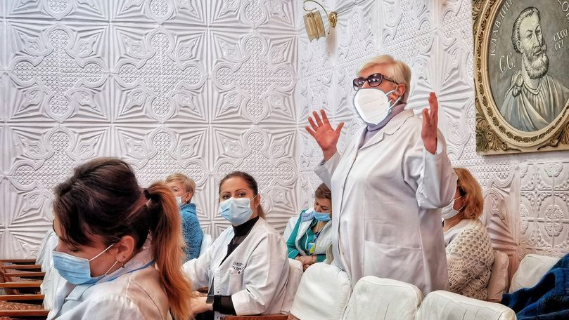 В больнице им. Игнатенко заявили, что маски у врачей были настоящие: Так отразился свет.