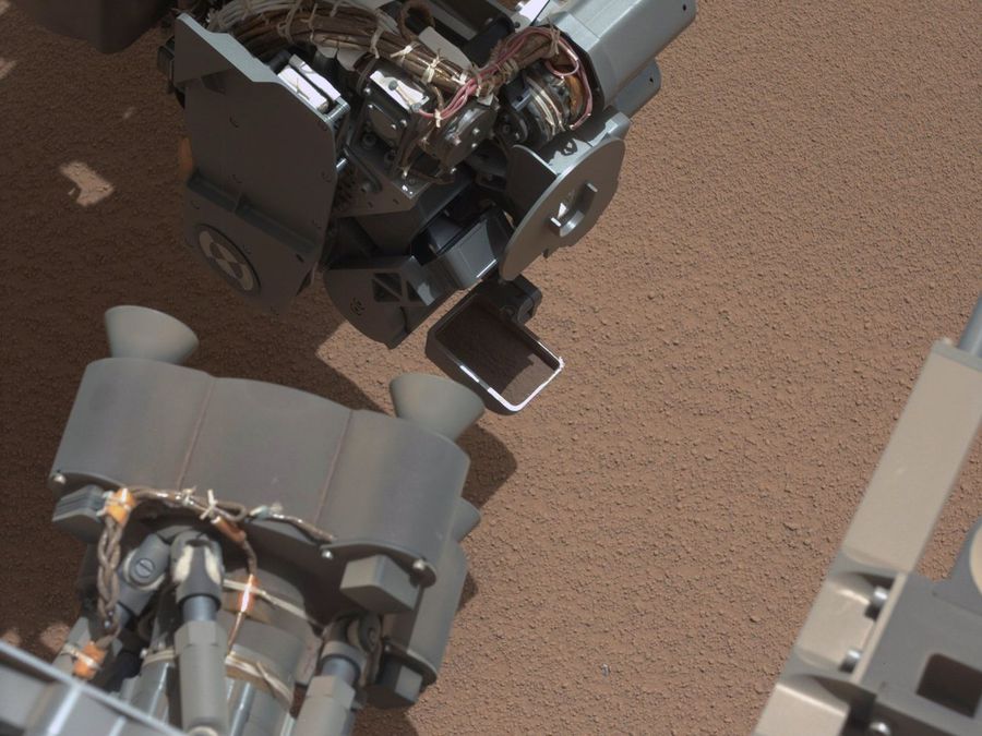 Curiosity приостановил работу из-за странного блестящего объекта.