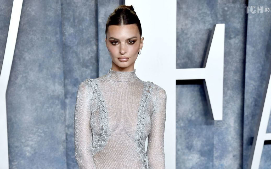 Эмили Ратаковски вышла на вечеринке Vanity Fair в прозрачном платье.