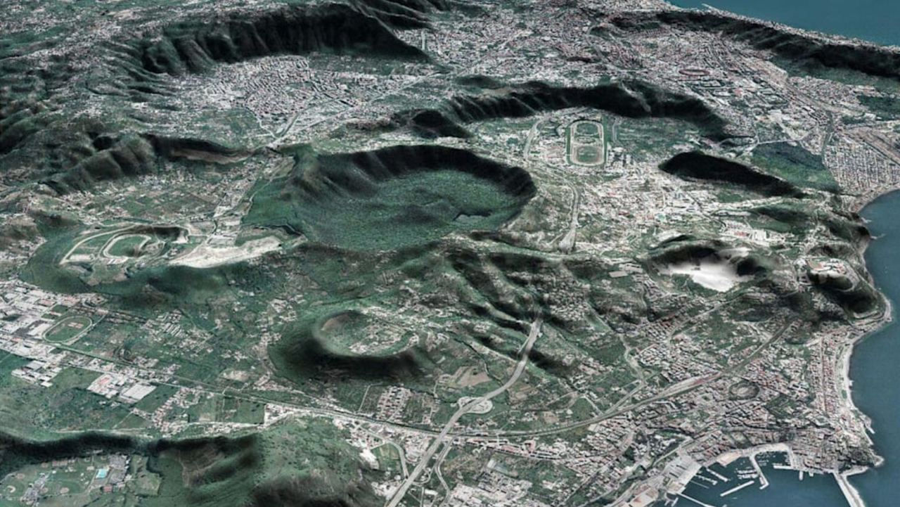 Napoli se pregătește pentru o evacuare în masă din cauza unui risc de erupție vulcanică.