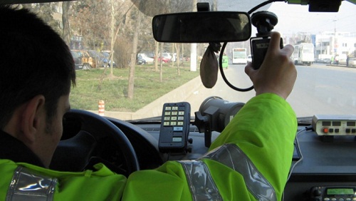 Un politist din Chisinau ar fi cerut 600 de euro de la un sofer, iar in schimb avea sa-l scape basma curata dintr-un accident.
