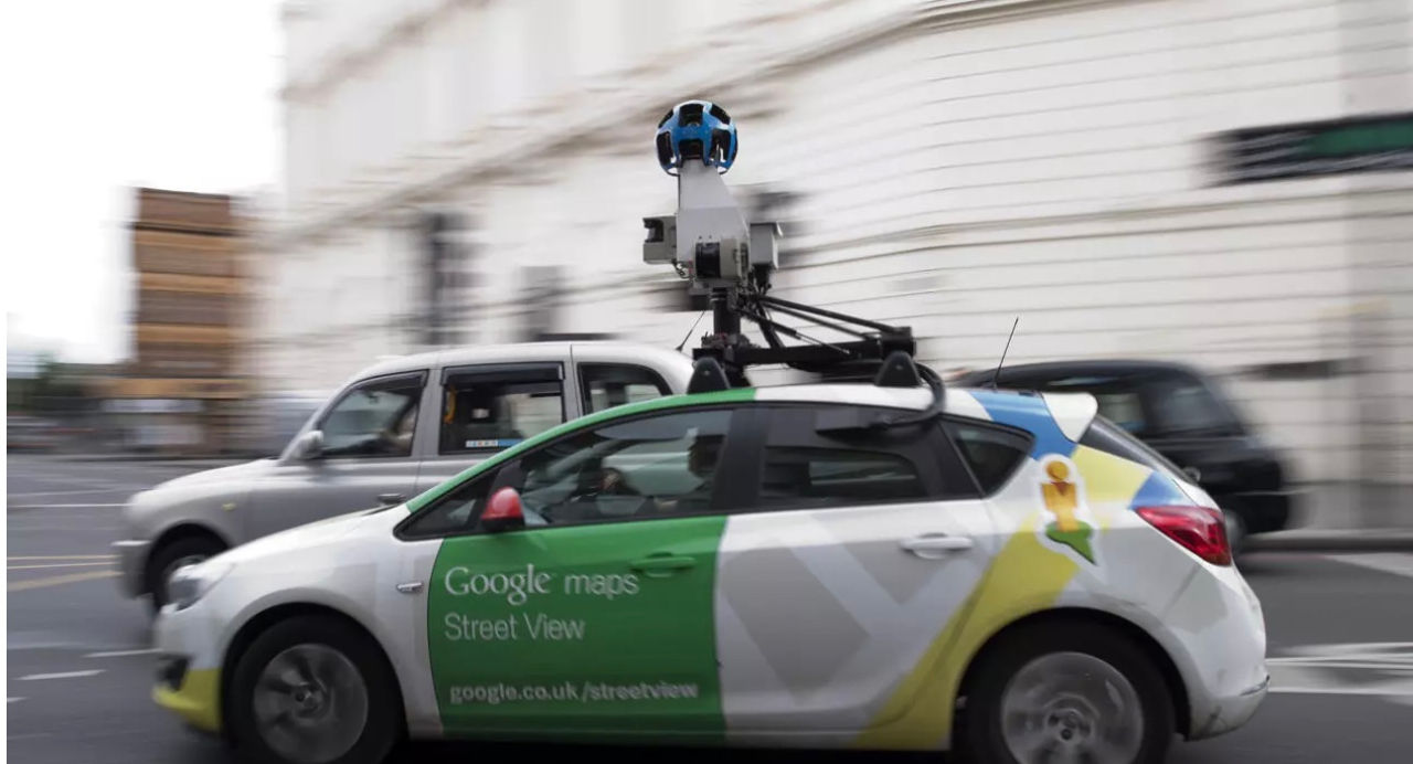 Un bărbat va primi despăgubiri pentru că a fost surprins de camera Google Street View.