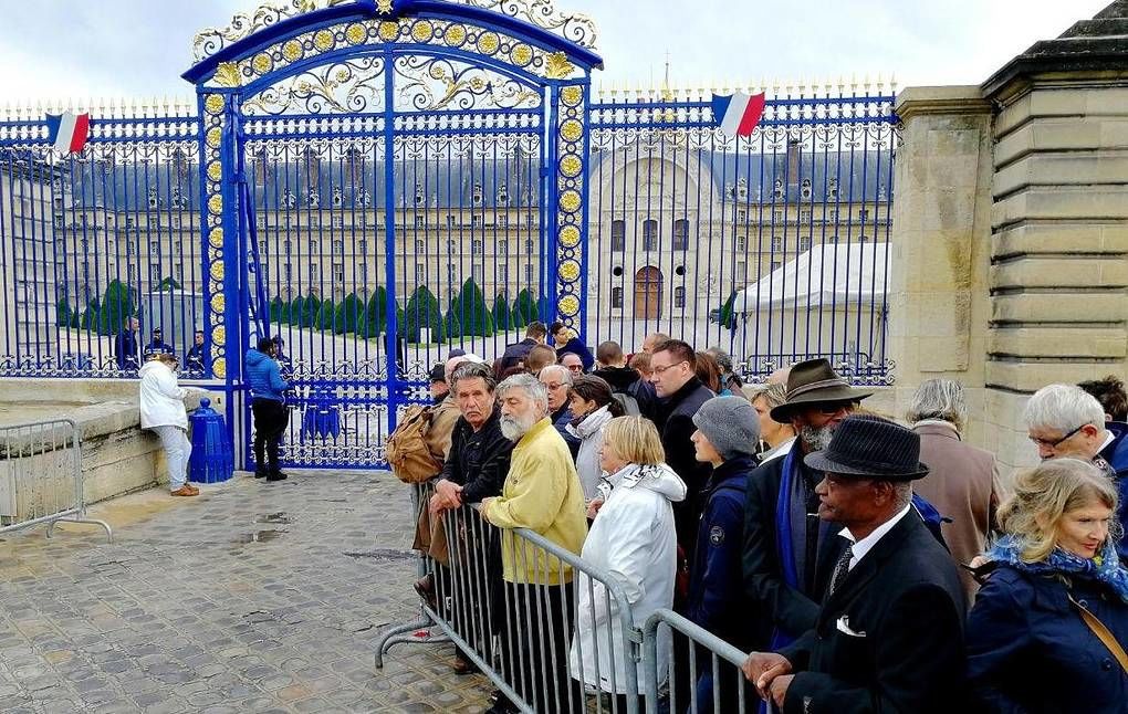 Сотни людей пришли проститься с Жаком Шираком.