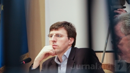 Primarul capitalei este ignorat de angajaţii instituţiei pe care o conduce.