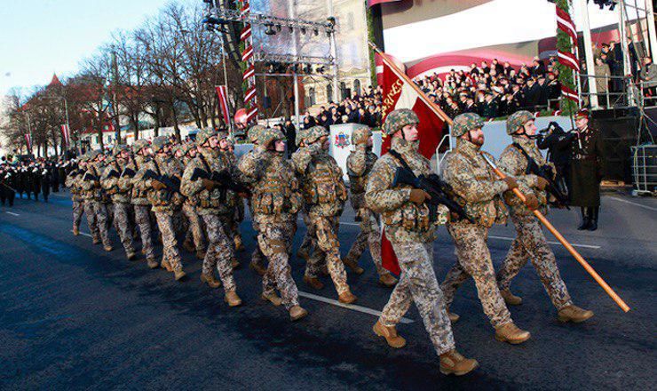 Войска НАТО прошли маршем по Риге. Именно смотром чужих войск в Латвии решили отметили независимость своей страны.