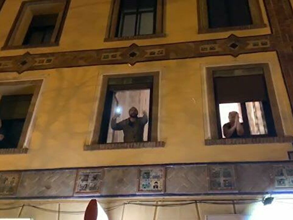 В Мадриде устроили овации в честь медиков.